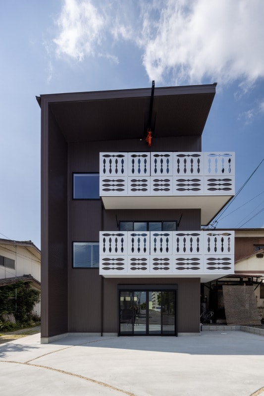 デザインパネルが際立つ鉄骨3階建ての家　三重県鈴鹿市