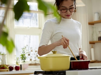 女性が料理をしているイメージ写真