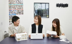 女性スタッフ 写真